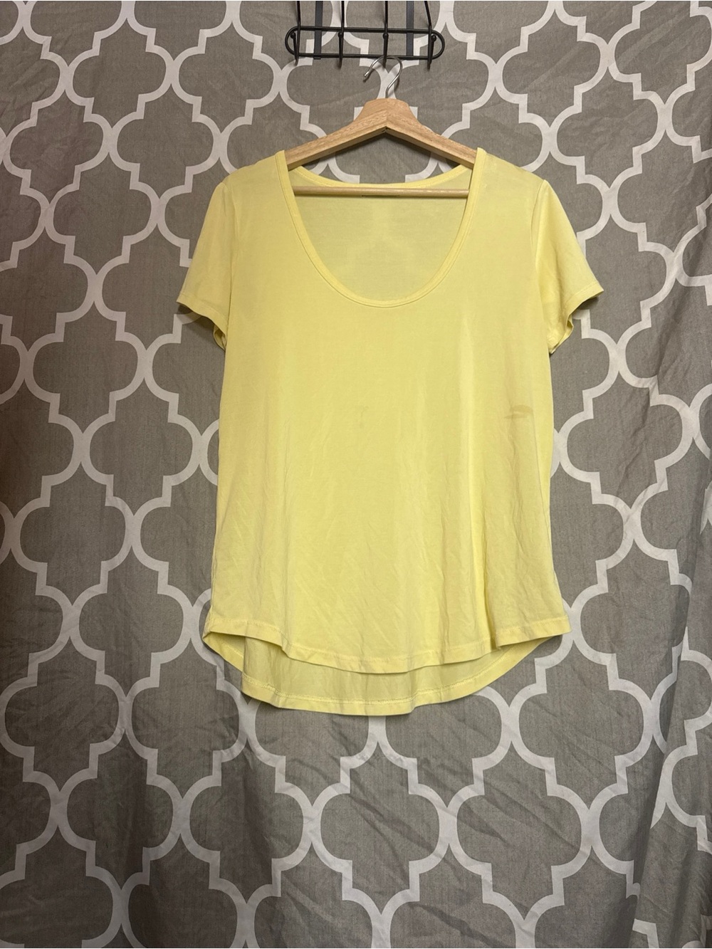 Wilfred Free Aritzia Yellow Scoop Neck Short Sleeve Tee Size Medium Basic Minima